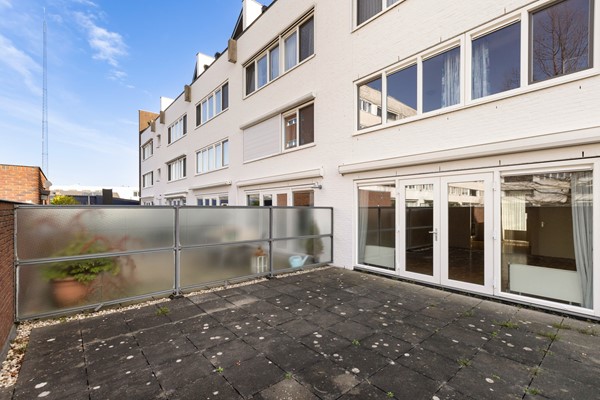 Foto - Te koop: Ruime dubbele benedenwoning met parkeerplaats!